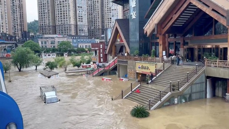 Sebuah kendaraan sebagian terendam banjir setelah hujan lebat di Duyun, Provinsi Guizhou, Tiongkok, 19 Mei 2026, dalam gambar diam yang diperoleh dari video media sosial.