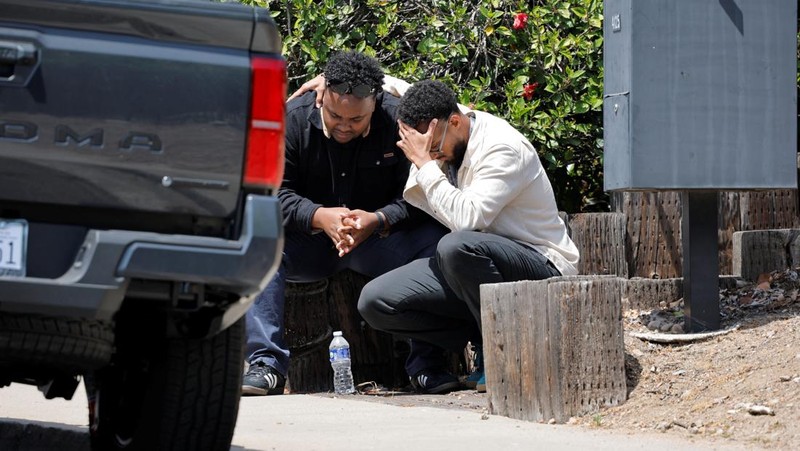 Suasana lokasi kejadian yang dilaporkan sebagai situasi penembakan aktif di Islamic Center, San Diego California, AS, Senin (18/5/2026). (REUTERS/Mike Blake)
