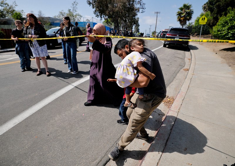 Suasana lokasi kejadian yang dilaporkan sebagai situasi penembakan aktif di Islamic Center, San Diego California, AS, Senin (18/5/2026).  (Tamer Barbakh/via REUTERS)