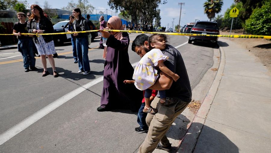 Suasana lokasi kejadian yang dilaporkan sebagai situasi penembakan aktif di Islamic Center, San Diego California, AS< Senin (18/5/2026).  (REUTERS/Mike Blake)