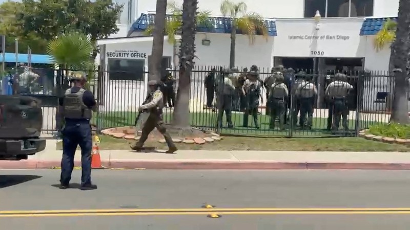 Suasana lokasi kejadian yang dilaporkan sebagai situasi penembakan aktif di Islamic Center, San Diego California, AS, Senin (18/5/2026).  (Tamer Barbakh/via REUTERS)