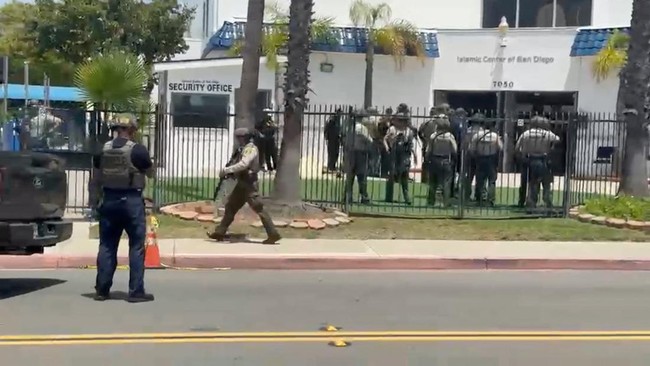 Potret Mencekam Penembakan di Masjid, 2 Remaja Tembak 3 Pria