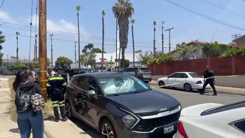 Suasana lokasi kejadian yang dilaporkan sebagai situasi penembakan aktif di Islamic Center, San Diego California, AS, Senin (18/5/2026).  (Tamer Barbakh/via REUTERS)
