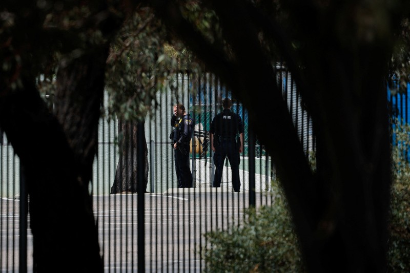 Suasana lokasi kejadian yang dilaporkan sebagai situasi penembakan aktif di Islamic Center, San Diego California, AS, Senin (18/5/2026).  (Tamer Barbakh/via REUTERS)