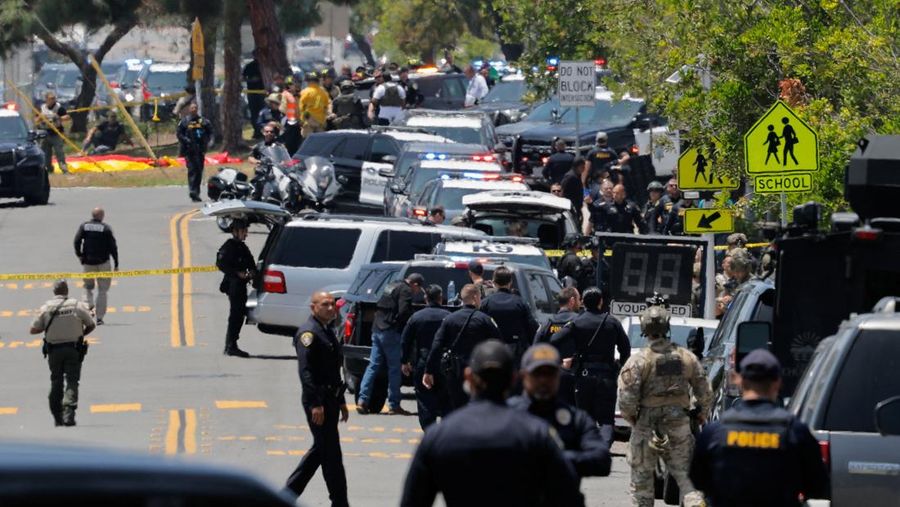 Suasana lokasi kejadian yang dilaporkan sebagai situasi penembakan aktif di Islamic Center, San Diego California, AS, Senin (18/5/2026). (REUTERS/Mike Blake)