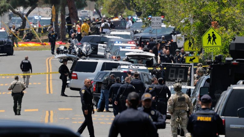Suasana lokasi kejadian yang dilaporkan sebagai situasi penembakan aktif di Islamic Center, San Diego California, AS, Senin (18/5/2026). (REUTERS/Mike Blake)