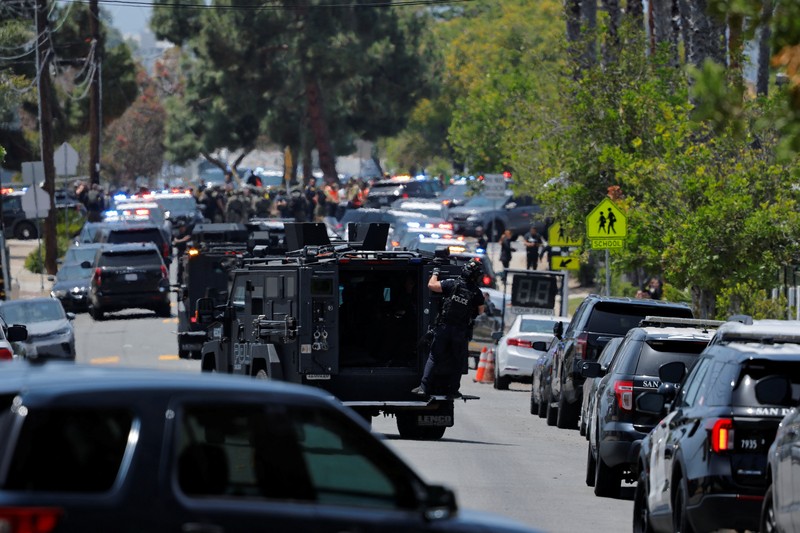 Suasana lokasi kejadian yang dilaporkan sebagai situasi penembakan aktif di Islamic Center, San Diego California, AS, Senin (18/5/2026).  (Tamer Barbakh/via REUTERS)