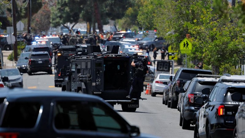 Suasana lokasi kejadian yang dilaporkan sebagai situasi penembakan aktif di Islamic Center, San Diego California, AS, Senin (18/5/2026). (REUTERS/Mike Blake)