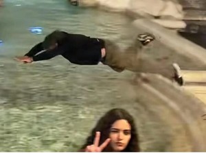 Lompat ke Kolam Air Mancur Trevi, Turis Didenda dan Dilarang Kembali