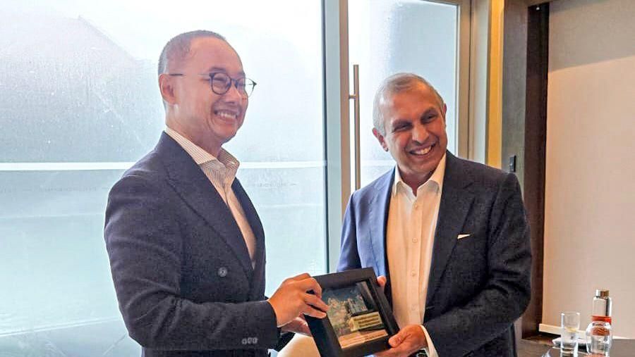 Foto: Wakil Ketua Majelis Permusyawaratan Rakyat Republik Indonesia dari Fraksi Partai Amanat Nasional Eddy Soeparno bertemu dengan Kepala Kebijakan Internasional dan Tata Kelola Temasek Ashok Mirpuri di Singapura, kemarin. (Dok. Tim Media Eddy Soepa