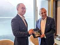 Foto: Wakil Ketua Majelis Permusyawaratan Rakyat Republik Indonesia dari Fraksi Partai Amanat Nasional Eddy Soeparno bertemu dengan Kepala Kebijakan Internasional dan Tata Kelola Temasek Ashok Mirpuri di Singapura, kemarin. (Dok. Tim Media Eddy Soepa