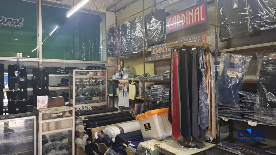Aktivitas sejumah kios cukup sepi di Pasar Jatinegara atau yang bisa disebut sebagai Pasar Mester, Jakarta Rabu (20/5/2026). (CNBC Indonesia/Chandra Dwi Pranata)