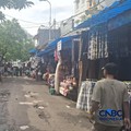 Aktivitas sejumah kios cukup sepi di Pasar Jatinegara atau yang bisa disebut sebagai Pasar Mester, Jakarta Rabu (20/5/2026). (CNBC Indonesia/Chandra Dwi Pranata)