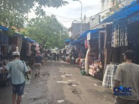 Aktivitas sejumah kios cukup sepi di Pasar Jatinegara atau yang bisa disebut sebagai Pasar Mester, Jakarta Rabu (20/5/2026). (CNBC Indonesia/Chandra Dwi Pranata)