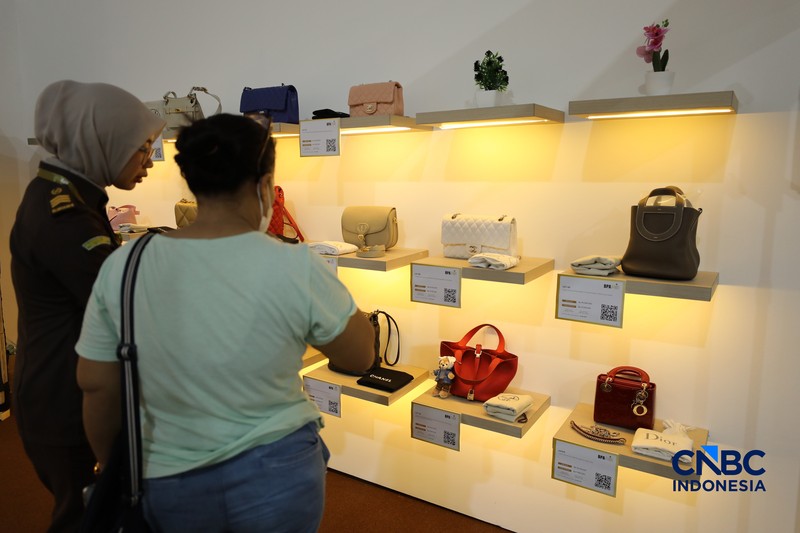 Barang rampasan terpidana korupsi tata kelola timah Harvey Moeis yang dilelang Badan Pemulihan Aset Kejaksaan Agung (BPA Kejagung) ditampilkan di Kantor BPA Kejagung, Jakarta, Rabu (20/5/2026). (CNBC Indonesia/Tri Susilo)