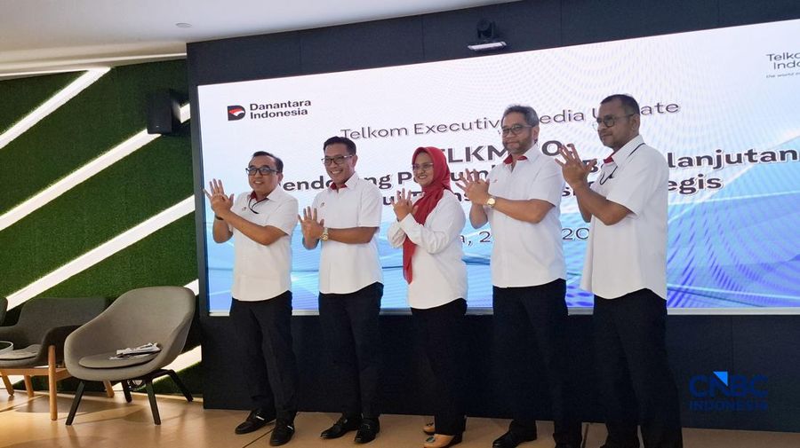 Direktur Utama Telkom Dian Siswarini (tengah) usai acara paparan media dI Telkom Landmark Tower, Jakarta, Rabu (20/5/2026). (CNBC Indonesia/Demis Rizky)