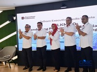 Direktur Utama Telkom Dian Siswarini (tengah) usai acara paparan media dI Telkom Landmark Tower, Jakarta, Rabu (20/5/2026). (CNBC Indonesia/Demis Rizky)
