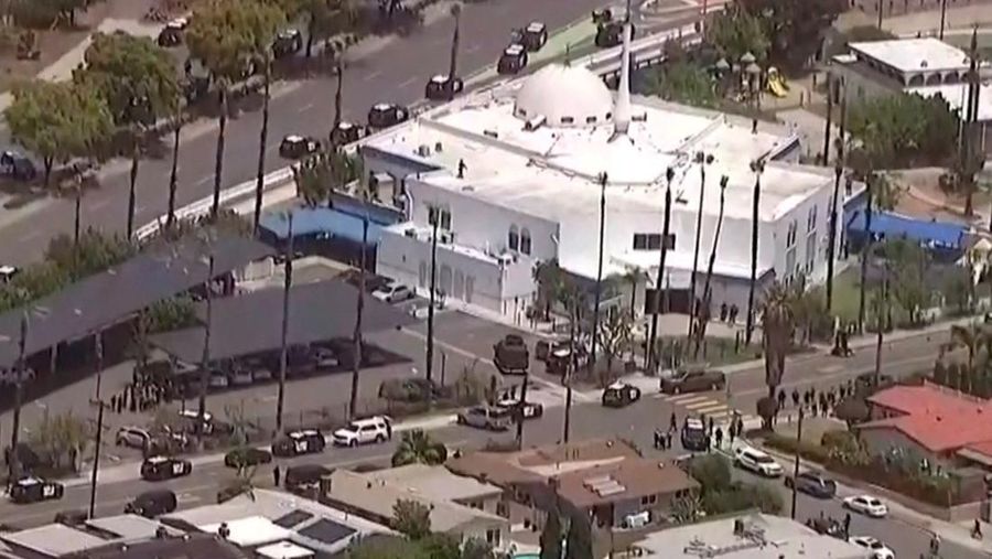 Kendaraan polisi memadati jalan-jalan di sekitarnya setelah dilaporkan adanya "situasi penembak aktif" di Pusat Islam di komunitas Clairemont, San Diego, California, AS, Senin (18/5/2926). (ABC Affiliate KGTV via REUTERS)