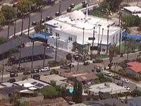 Kendaraan polisi memadati jalan-jalan di sekitarnya setelah dilaporkan adanya "situasi penembak aktif" di Pusat Islam di komunitas Clairemont, San Diego, California, AS, Senin (18/5/2926). (ABC Affiliate KGTV via REUTERS)