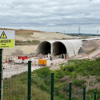Konstruksi terus berlanjut pada bagian terowongan di sepanjang jalur kereta api HS2 di Wendover, Inggris, 10 Mei 2026. (REUTERS/Suzanne Plunkett)