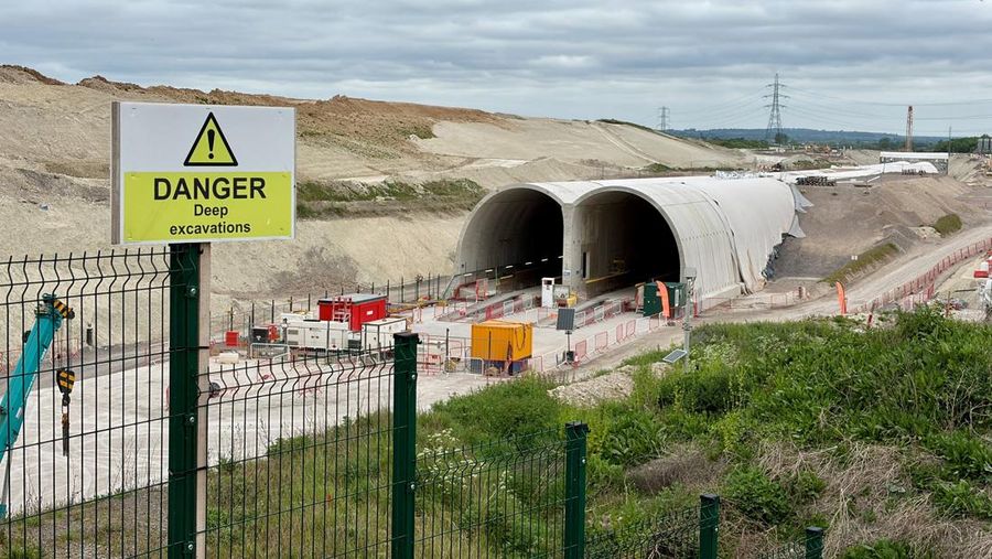 Konstruksi terus berlanjut pada bagian terowongan di sepanjang jalur kereta api HS2 di Wendover, Inggris, 10 Mei 2026. (REUTERS/Suzanne Plunkett)