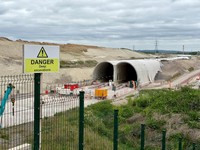 Konstruksi terus berlanjut pada bagian terowongan di sepanjang jalur kereta api HS2 di Wendover, Inggris, 10 Mei 2026. (REUTERS/Suzanne Plunkett)