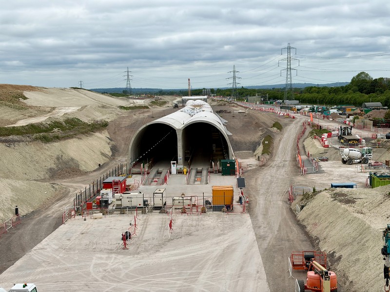 Konstruksi terus berlanjut pada bagian terowongan di sepanjang jalur kereta api HS2 di Wendover, Inggris, 10 Mei 2026. (REUTERS/Suzanne Plunkett)