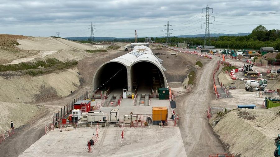 Konstruksi terus berlanjut pada bagian terowongan di sepanjang jalur kereta api HS2 di Wendover, Inggris, 10 Mei 2026.
