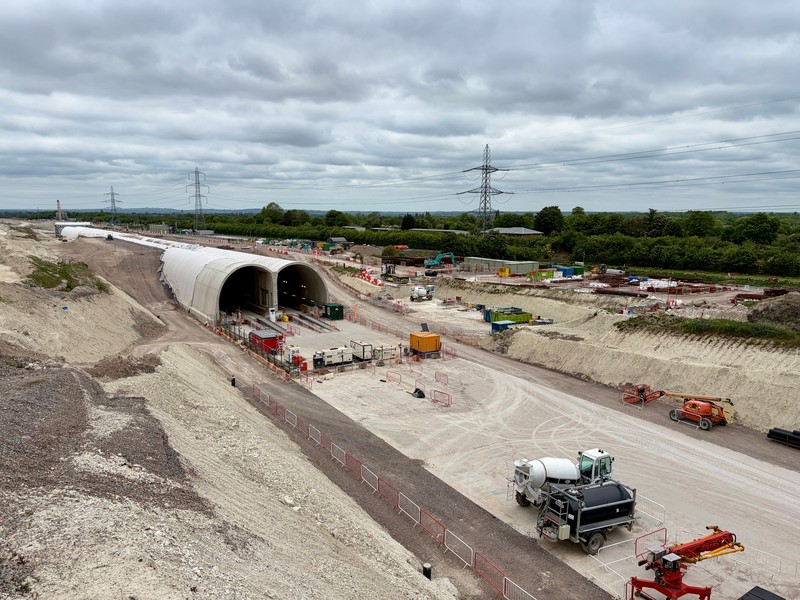 Konstruksi terus berlanjut pada bagian terowongan di sepanjang jalur kereta api HS2 di Wendover, Inggris, 10 Mei 2026. (REUTERS/Suzanne Plunkett)