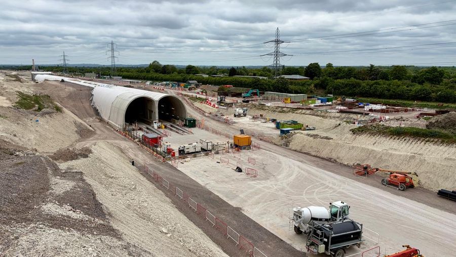 Konstruksi terus berlanjut pada bagian terowongan di sepanjang jalur kereta api HS2 di Wendover, Inggris, 10 Mei 2026.
