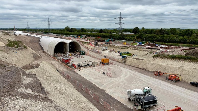 Konstruksi terus berlanjut pada bagian terowongan di sepanjang jalur kereta api HS2 di Wendover, Inggris, 10 Mei 2026.