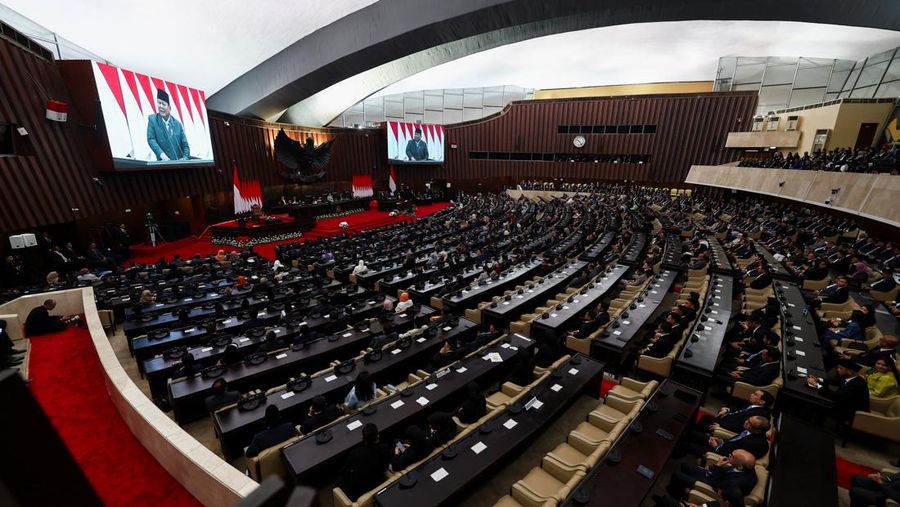 Layar menampilkan Presiden Prabowo Subianto menyampaikan pidato saat menghadiri Rapat Paripurna DPR RI ke-19 Terkait KEM dan PPKF RAPBN 2027 di Gedung DPR RI, Jakarta, Rabu (20/5/2026). (REUTERS/Willy Kurniawan)