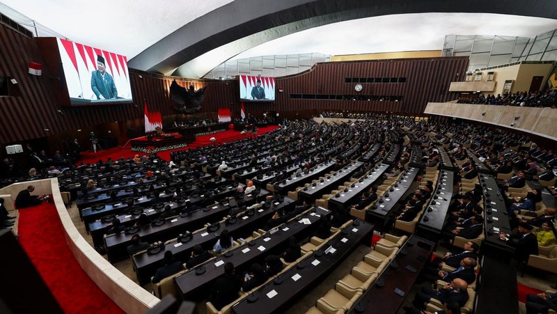 Layar menampilkan Presiden Prabowo Subianto menyampaikan pidato saat menghadiri Rapat Paripurna DPR RI ke-19 Terkait KEM dan PPKF RAPBN 2027 di Gedung DPR RI, Jakarta, Rabu (20/5/2026). (REUTERS/Willy Kurniawan)