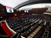 Layar menampilkan Presiden Prabowo Subianto menyampaikan pidato saat menghadiri Rapat Paripurna DPR RI ke-19 Terkait KEM dan PPKF RAPBN 2027 di Gedung DPR RI, Jakarta, Rabu (20/5/2026). (REUTERS/Willy Kurniawan)