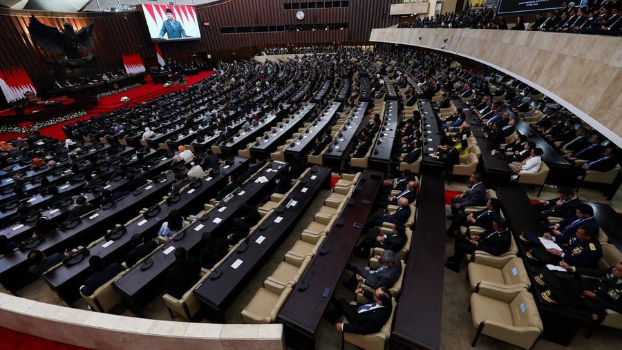 Layar menampilkan Presiden Prabowo Subianto menyampaikan pidato saat menghadiri Rapat Paripurna DPR RI ke-19 Terkait KEM dan PPKF RAPBN 2027 di Gedung DPR RI, Jakarta, Rabu (20/5/2026). (REUTERS/Willy Kurniawan)