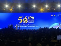 Menteri ESDM, Bahlil Lahadalia saat melakukan seremonial pembukaan dan peresmian IPA Convention and Exhibition 2026 di ICE BSD, Tangerang, Rabu (20/5/2026). (Tangkapan Layar Youtube/KementerianESDM)