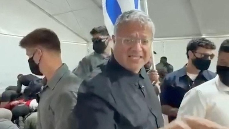 Menteri Keamanan Nasional Israel Itamar Ben Gvir bereaksi saat para aktivis armada ditahan oleh pasukan Israel di Pelabuhan Ashdod, Israel, dalam cuplikan layar yang diambil dari video yang dirilis pada 20 Mei 2026.