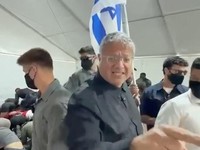 Menteri Keamanan Nasional Israel Itamar Ben Gvir bereaksi saat para aktivis armada ditahan oleh pasukan Israel di Pelabuhan Ashdod, Israel, dalam cuplikan layar yang diambil dari video yang dirilis pada 20 Mei 2026. (Office Of Itamar Ben Gvir/Handout
