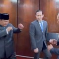 Momen Presiden Prabowo gaya tinju saat bertemu Senator Daud Yordan di Paripurna DPR. (dok istimewa)
