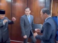 Momen Presiden Prabowo gaya tinju saat bertemu Senator Daud Yordan di Paripurna DPR. (dok istimewa)
