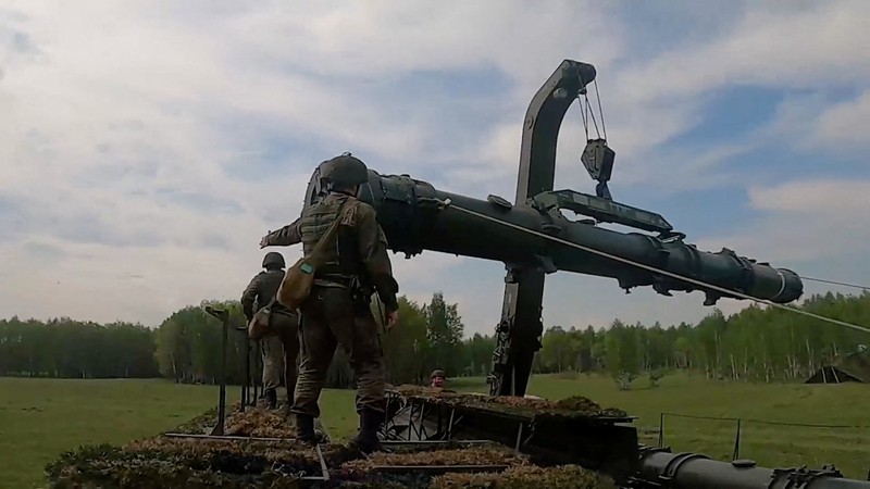 Sebuah peluncur rudal Iskander-M Rusia melaju selama latihan pasukan nuklir di lokasi yang tidak diketahui di Rusia, dalam gambar diam ini yang diambil dari rekaman yang dirilis pada 20 Mei 2026. (Russian Defence Ministry/Handout via REUTERS)