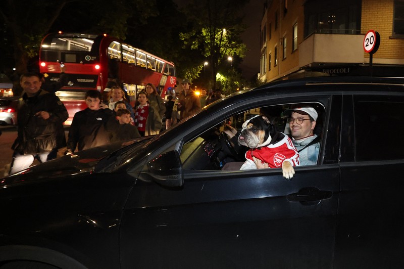 Para penggemar Arsenal merayakan kemenangan di luar stadion Emirates saat Arsenal memenangkan Liga Inggris di London, Inggris, Selasa (19/4/2026) malam waktu setempat. (Action Images via Reuters/Andrew Boyers)