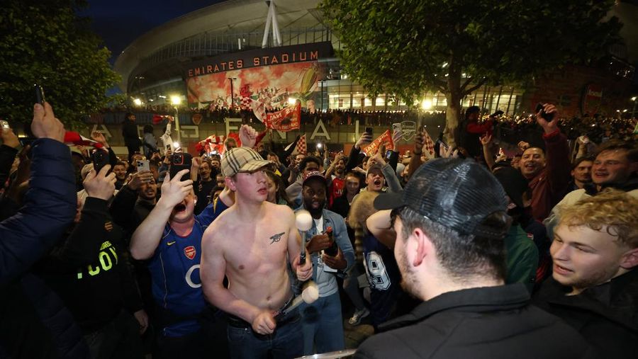 Para penggemar Arsenal merayakan kemenangan di luar stadion Emirates saat Arsenal memenangkan Liga Inggris di London, Inggris, Selasa (19/4/2026) malam waktu setempat. (Action Images via Reuters/Andrew Boyers)