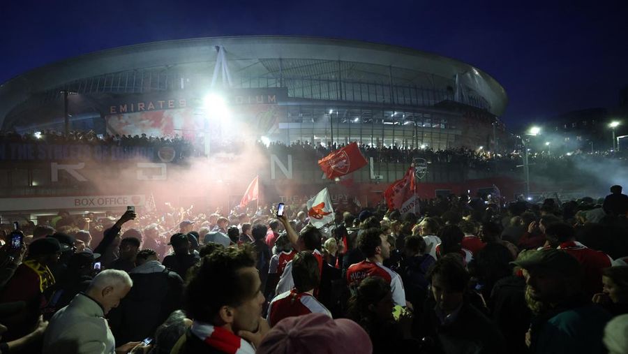 Para penggemar Arsenal merayakan kemenangan di luar stadion Emirates saat Arsenal memenangkan Liga Inggris di London, Inggris, Selasa (19/4/2026) malam waktu setempat. (Action Images via Reuters/Andrew Boyers)