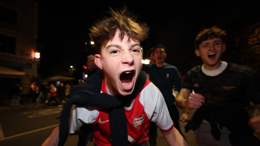 Para penggemar Arsenal merayakan kemenangan di luar stadion Emirates saat Arsenal memenangkan Liga Inggris di London, Inggris, Selasa (19/4/2026) malam waktu setempat. (Action Images via Reuters/Andrew Boyers)