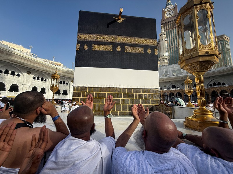 Para peziarah Muslim mengelilingi Ka'bah dan berdoa di Masjidil Haram, menjelang ibadah haji tahunan, di Mekah, Arab Saudi, 19 Mei 2026. (REUTERS/Ibraheem Abu Mustafa)
