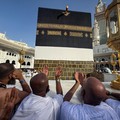 Para peziarah Muslim berdoa di Ka'bah di Masjidil Haram, menjelang ibadah haji tahunan, di Mekah, Arab Saudi, 18 Mei 2026. (REUTERS/Ibraheem Abu Mustafa)