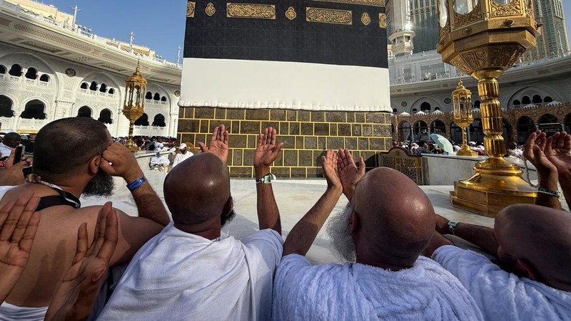 Para peziarah Muslim berdoa di Ka'bah di Masjidil Haram, menjelang ibadah haji tahunan, di Mekah, Arab Saudi, 18 Mei 2026.