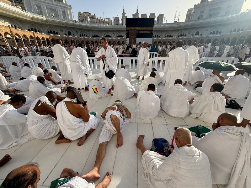 Para peziarah Muslim mengelilingi Ka'bah dan berdoa di Masjidil Haram, menjelang ibadah haji tahunan, di Mekah, Arab Saudi, 19 Mei 2026. (REUTERS/Ibraheem Abu Mustafa)