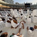 Para peziarah Muslim beristirahat di dekat Ka'bah di Masjidil Haram, menjelang ibadah haji tahunan, di Mekah, Arab Saudi, 18 Mei 2026. (REUTERS/Ibraheem Abu Mustafa)
